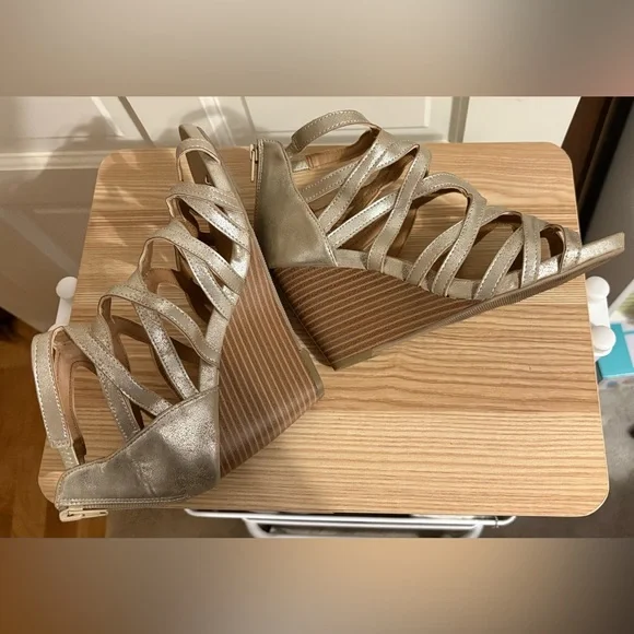 Maurice’s Women's Golden Strappy Wedge Sandals Sz 8.5 - Picture 9 of 10